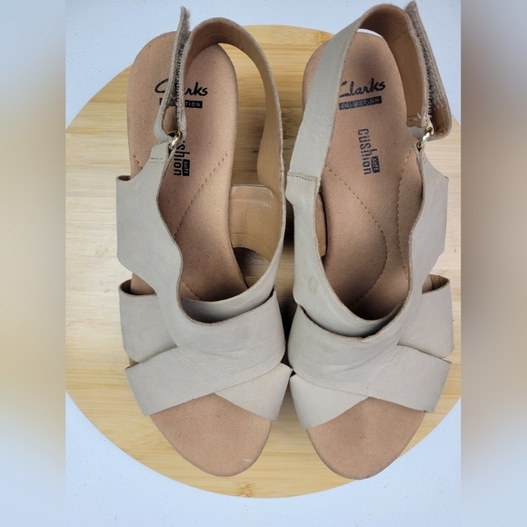 Clarks Soft Cushion Side Buckle Tan Faux Leather Cork Wedge Sandals‎ Sz 9.5 M - Picture 8 of 14